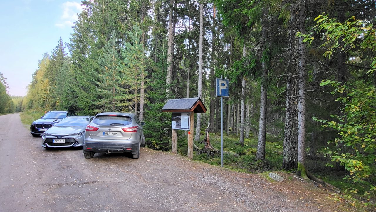 Pysäköintialue tien vieressä.