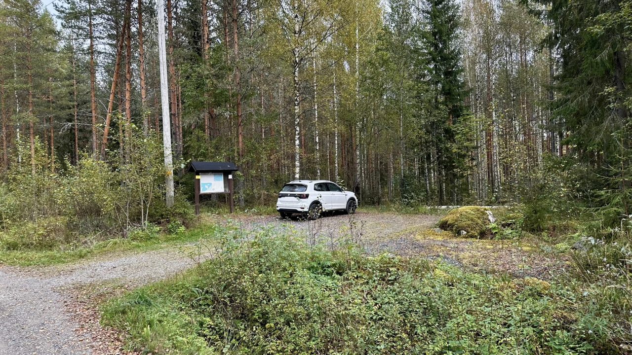 Auto on metsän keskellä olevalla pysäköintialueella.