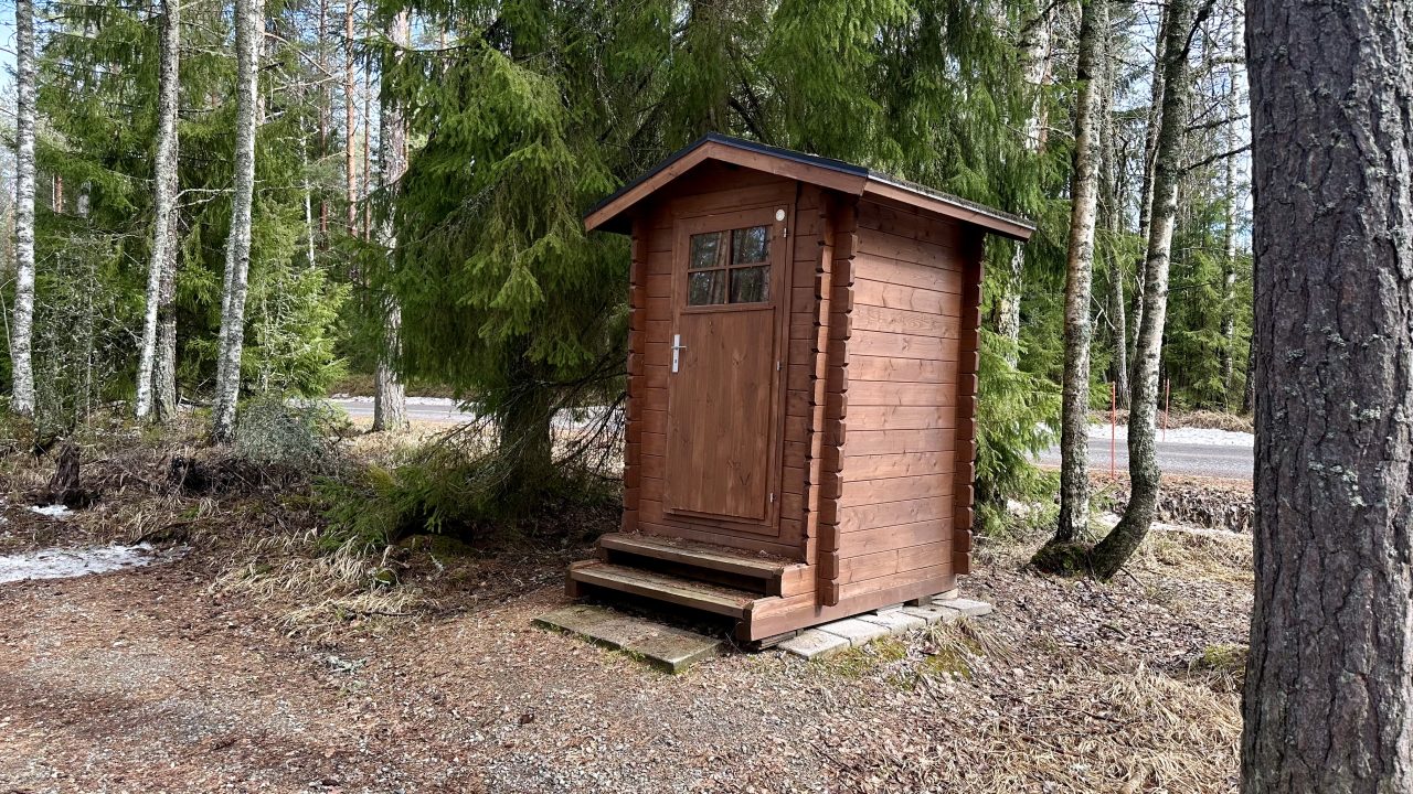 Puinen kuivakäymälä.