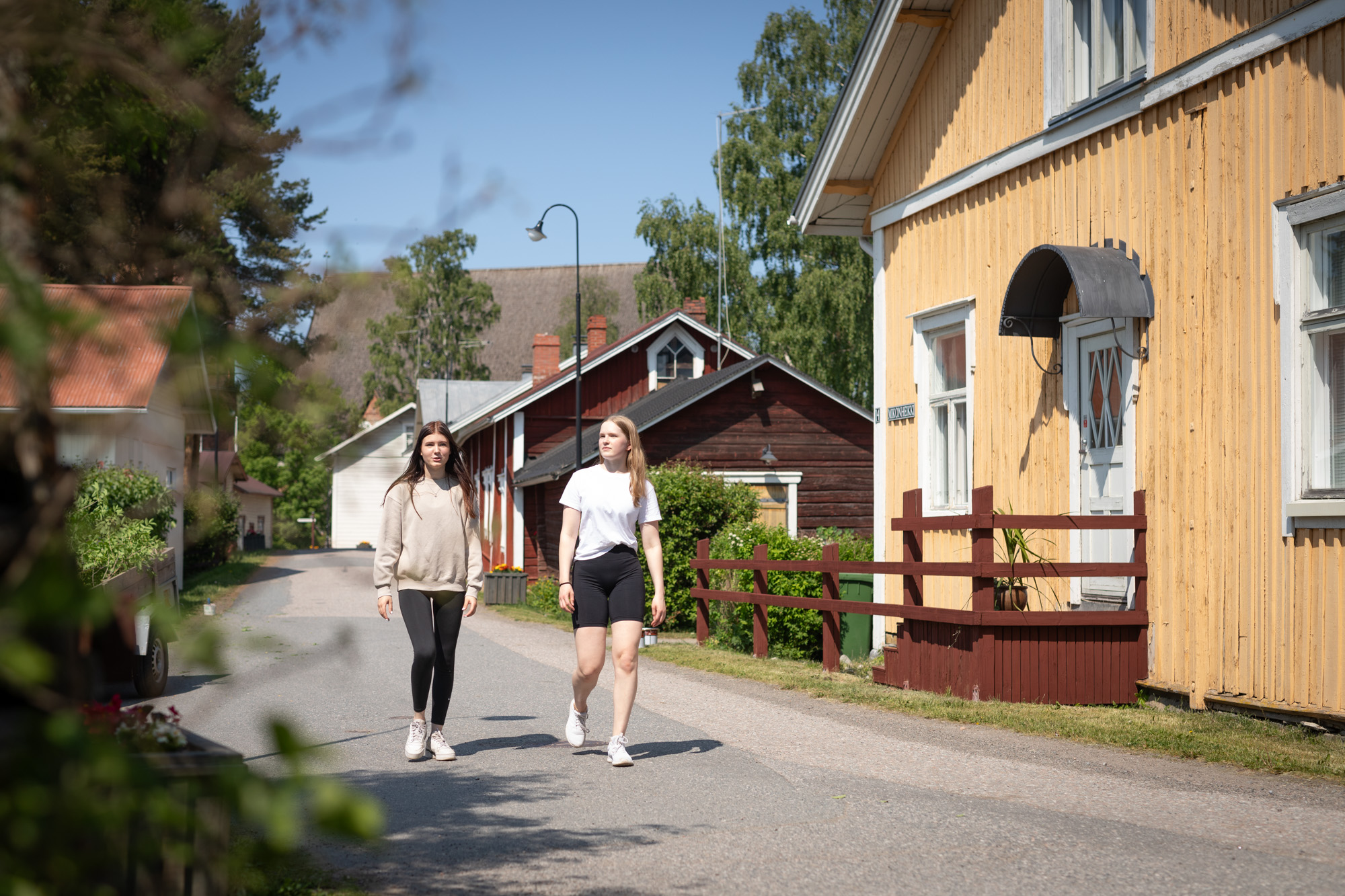 Kaksi nuorta kävelyllä Hauhon Vanhalla raitilla.