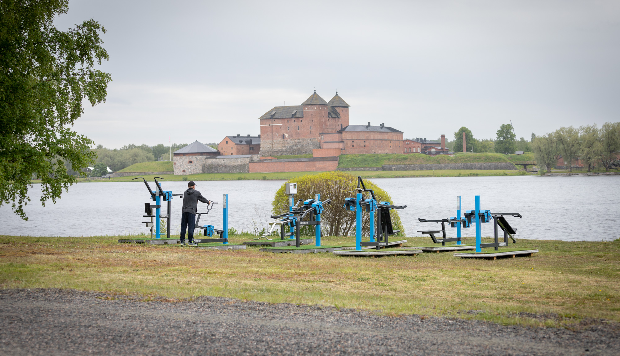 Henkilö urheilee Sairionrannan ulkokuntosalilla.