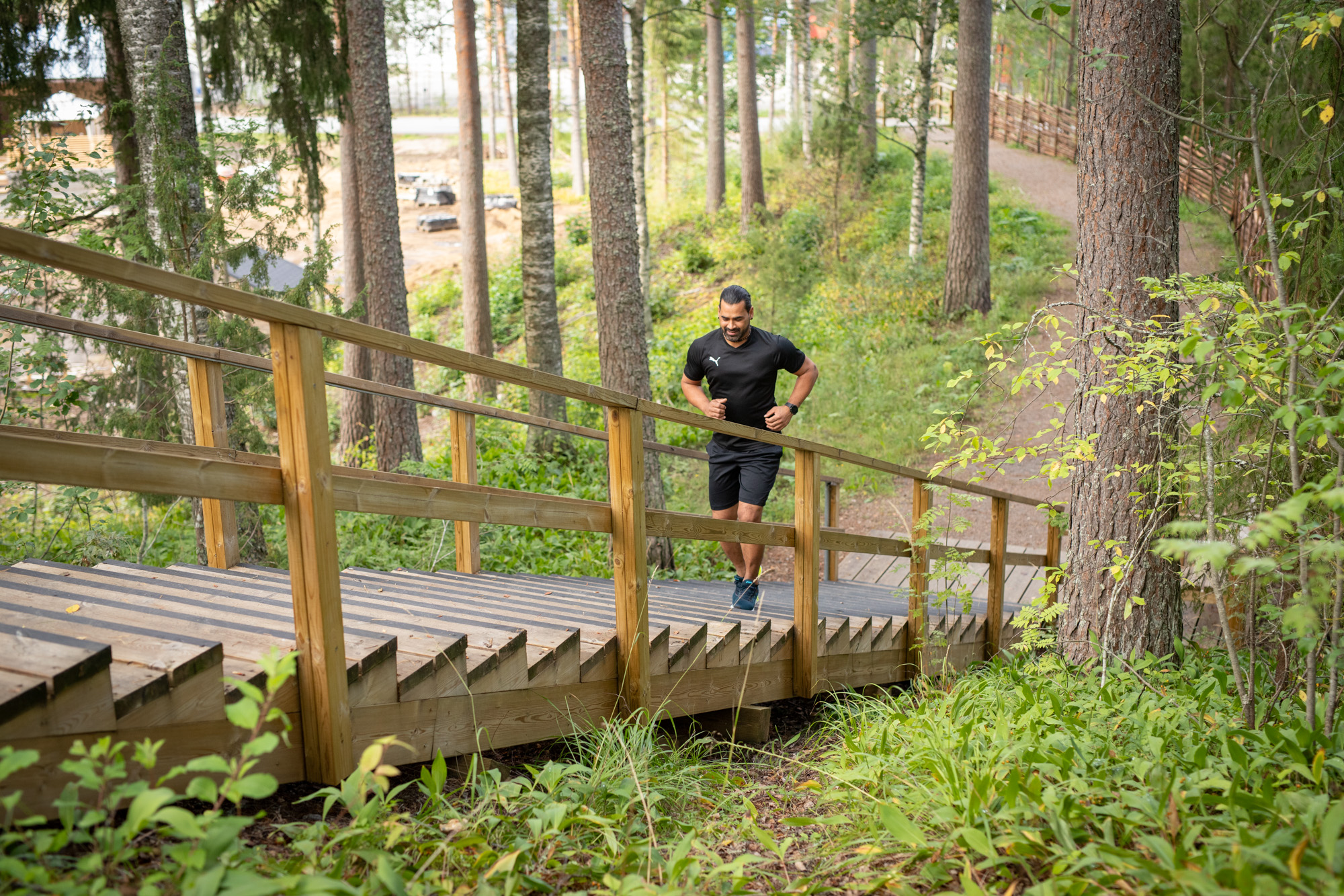 Kuntoilija juoksee kuntoportaita ylös.