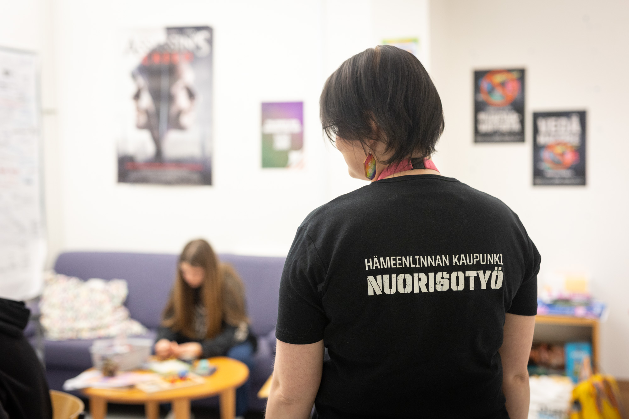 Nuorisotyöntekijä koulussa.