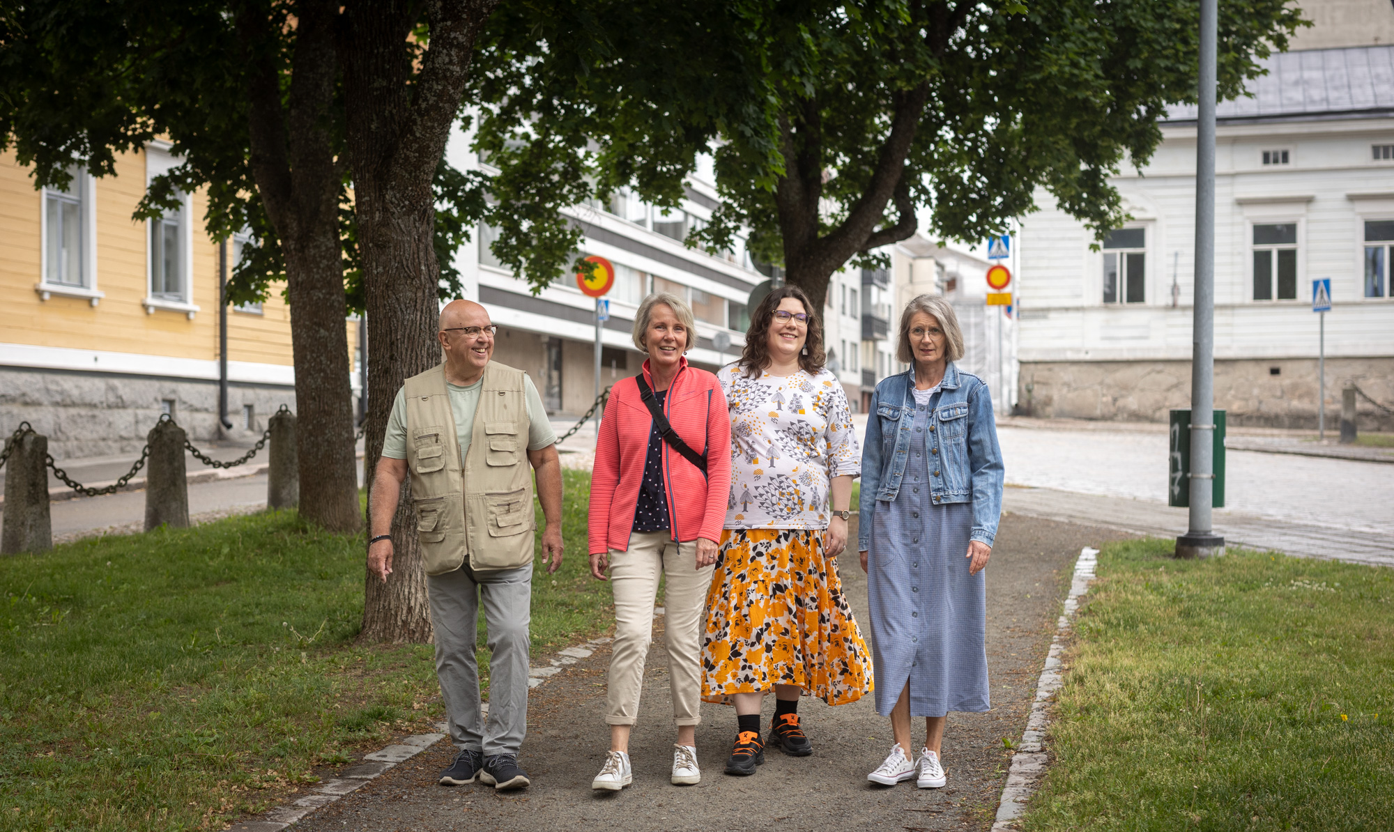 Vapaaehtoiskeskus Pysäkin toimintaan osallistuvia ihmisiä kävelemässä ulkona.