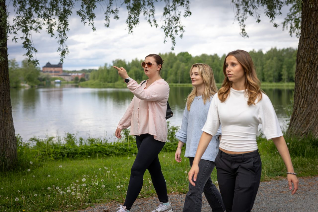 Kolme henkilöä kävelevät Rantareitillä.
