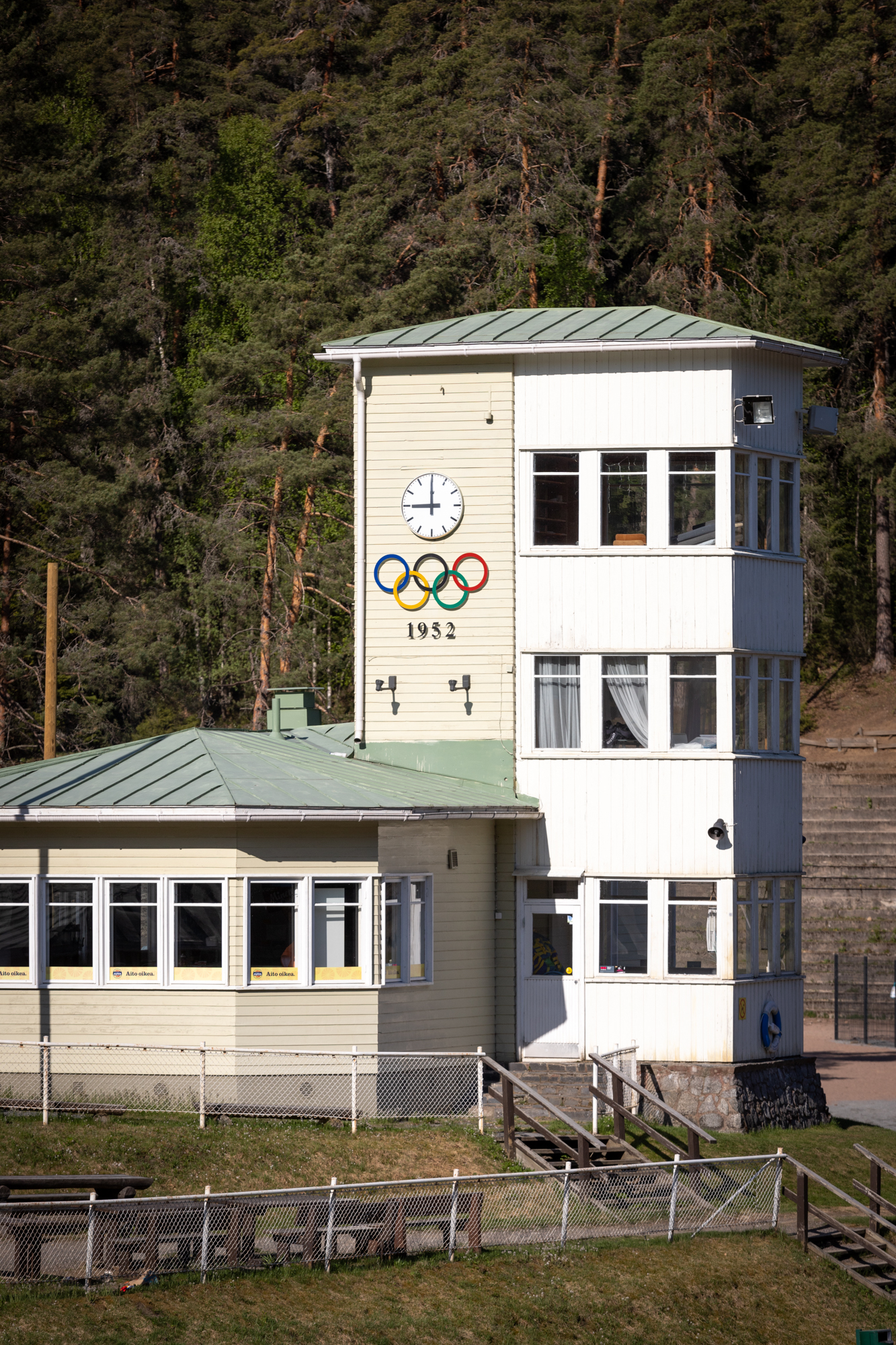 Ahveniston kahvilan rakennus, jonka seinällä on olympiarenkaat.
