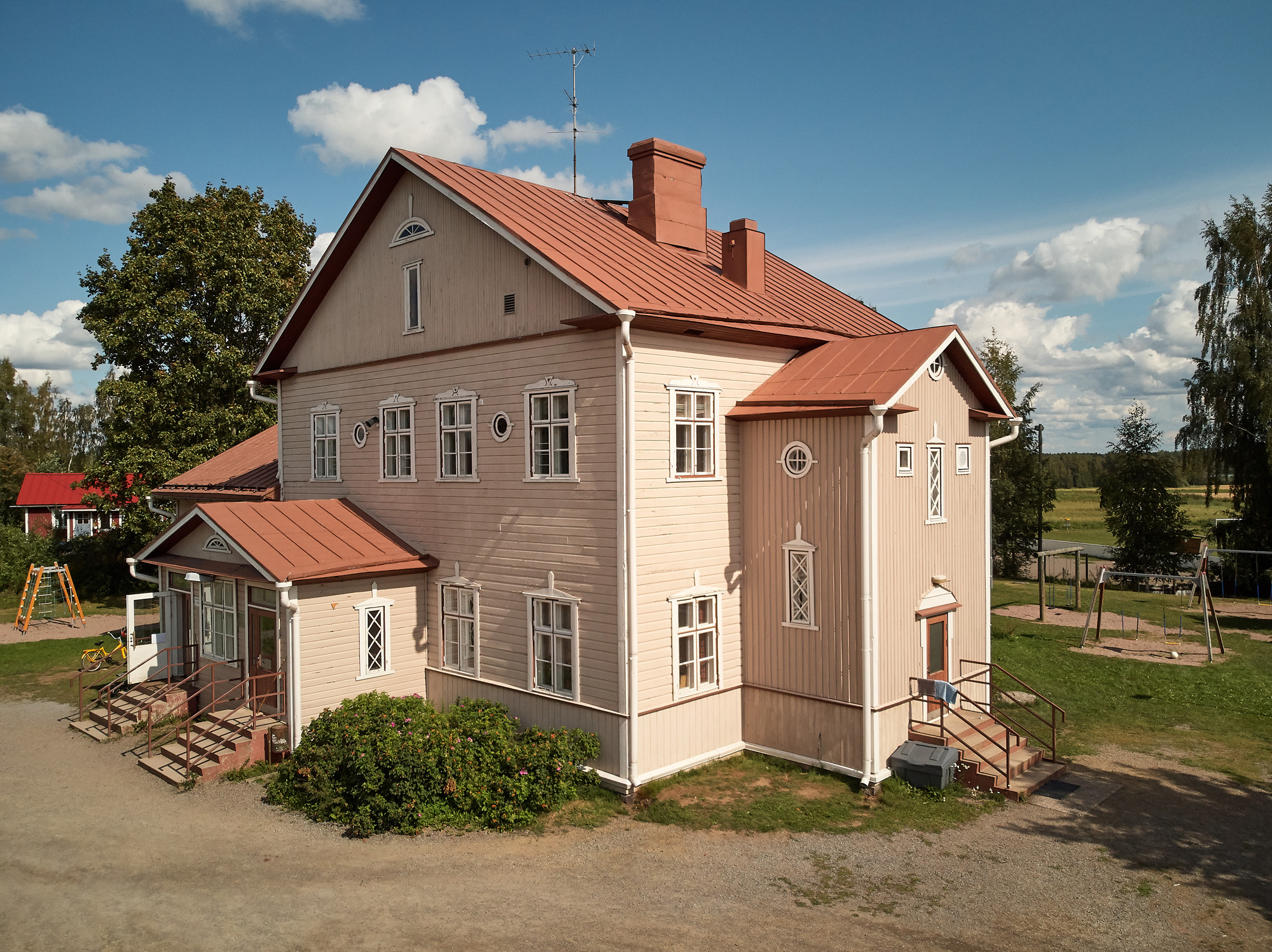 Alvettulan koulun puinen rakennus ja piha.