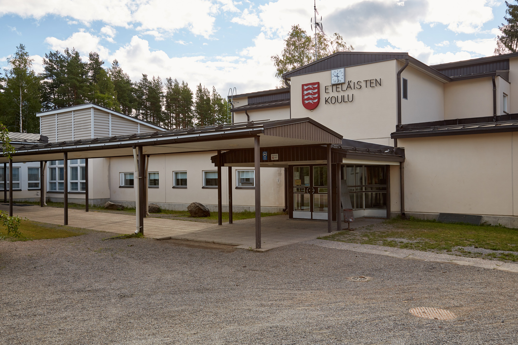 Eteläisten koulun pääsisäänkäynti.