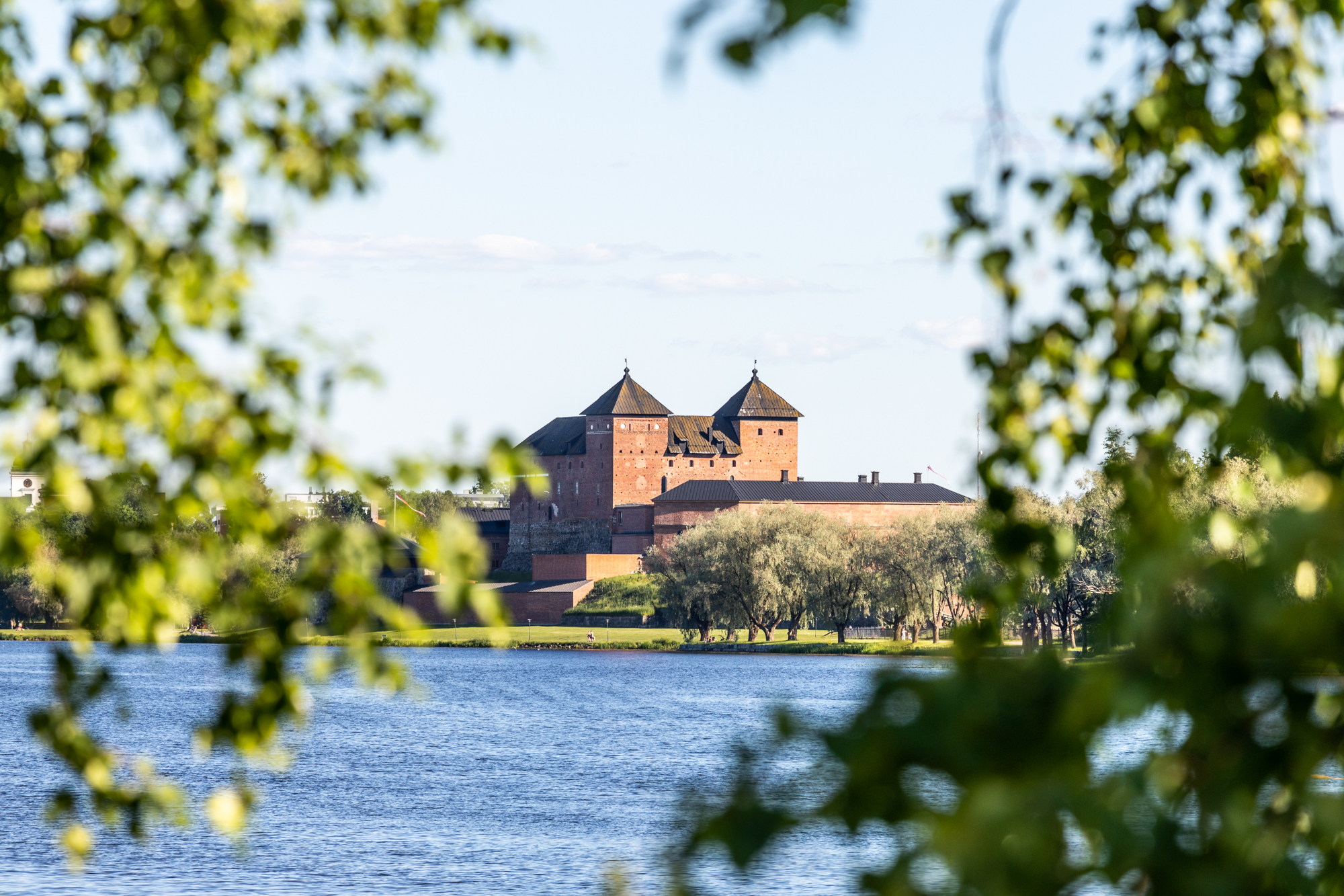 Hämeen linna Vanajaveden rannalla kesällä.