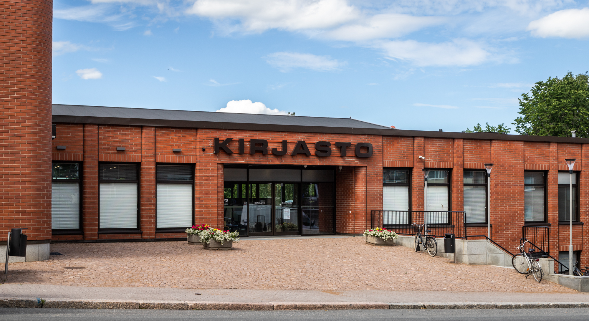 Hämeenlinnan pääkirjaston pääsisäänkäynti.