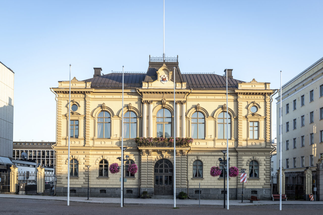 Hämeenlinnan Raatihuoneen rakennus kuvattuna torilta päin.