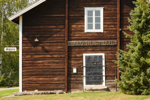 Härkätien museon puurakennus Rengolla.