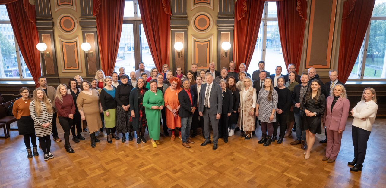 Kaupungin raatihuoneen juhlasalissa otettu kaupunginvaltuuston ryhmäkuva