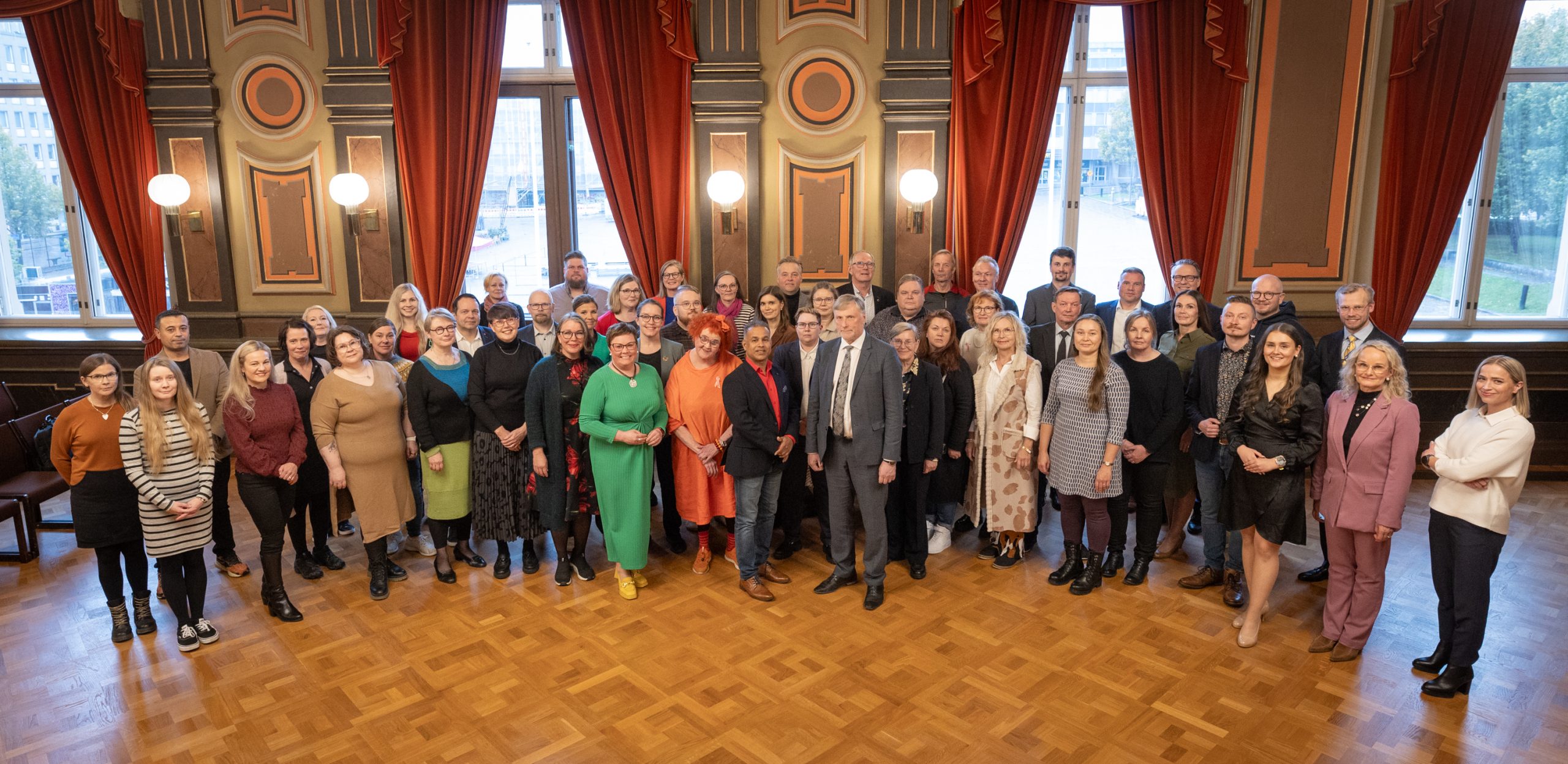 Kaupungin raatihuoneen juhlasalissa otettu kaupunginvaltuuston ryhmäkuva.