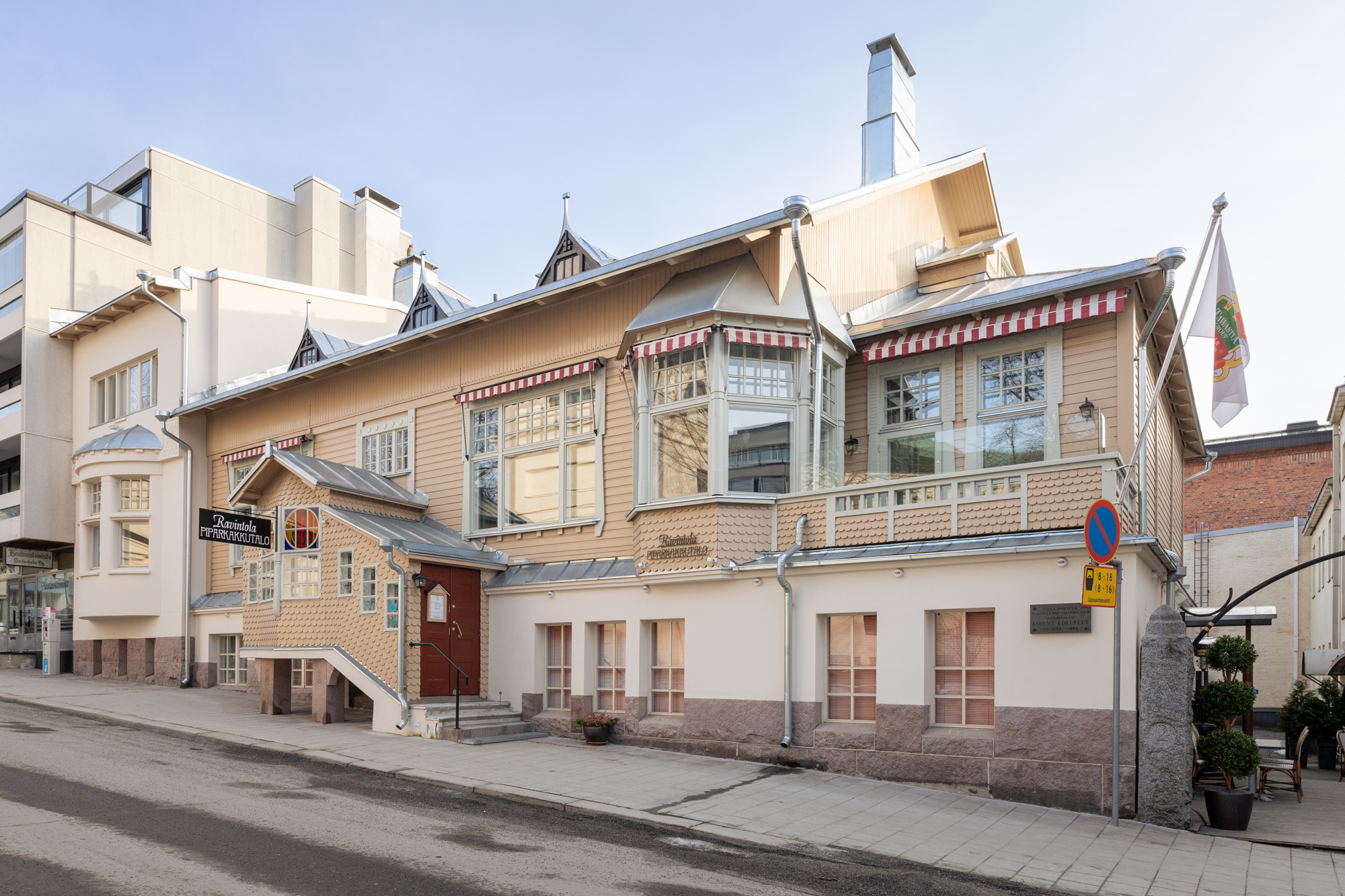 Ravintola Piparkakkutalon vanha puinen rakennus edestä kuvattuna. 