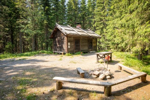 Edessä nuotiopaikka ja takana näkyy Kristianin torppa