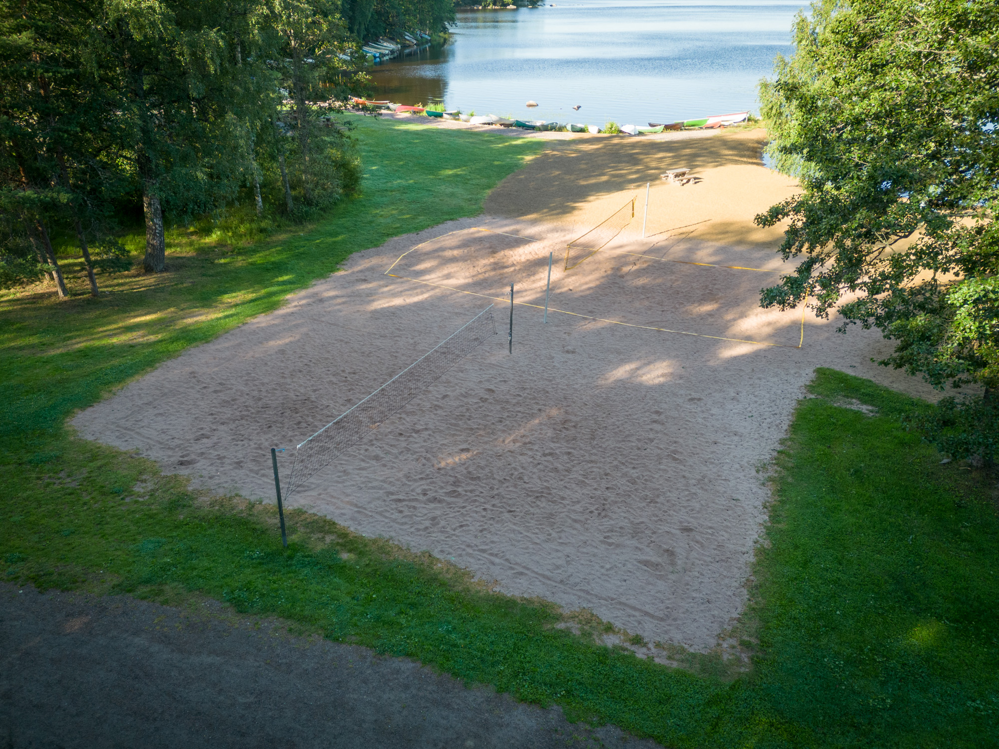 Ilmakuva Tervaniemen kahdesta beach volley -kentästä.