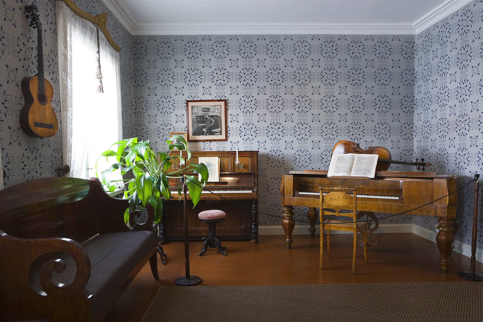 Sibeliuksen syntymäkoti sisätiloista. Tilan perällä kaksi pianoa.