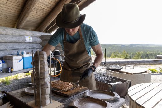 Kokki valmistamassa ruokaa ulkokeittiössä.
