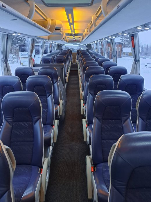 Siniset tuolirivit bussin sisältä.