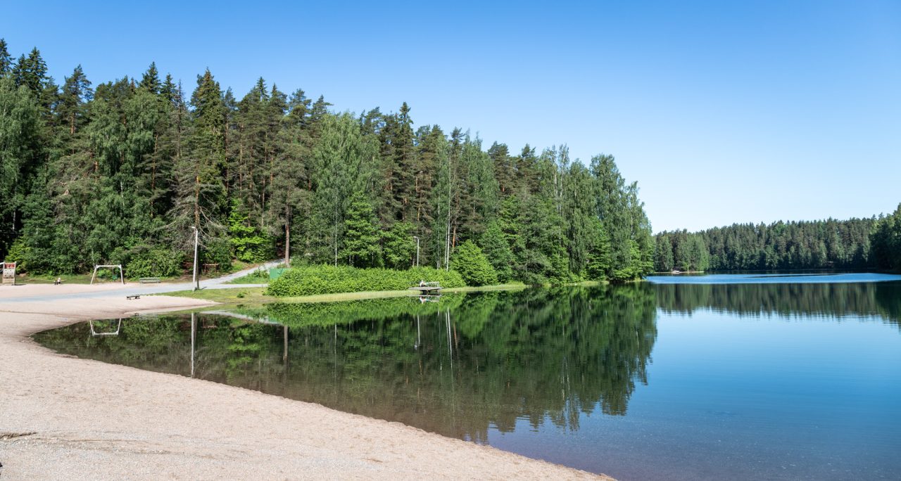 Näkymä Ahveniston uimarannalta järvelle.