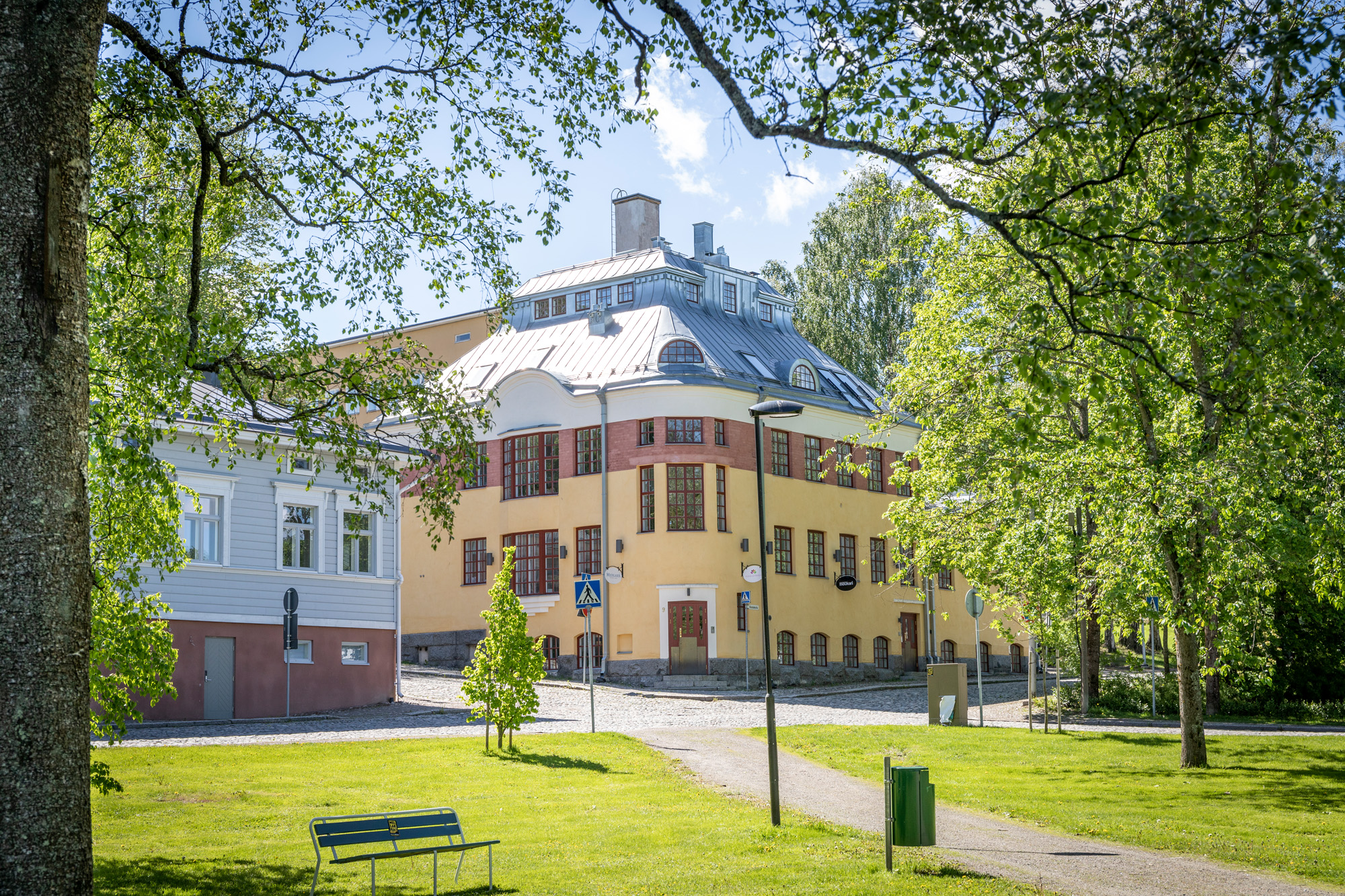 Aleksis Kiven puisto ja sen viereisiä taloja.