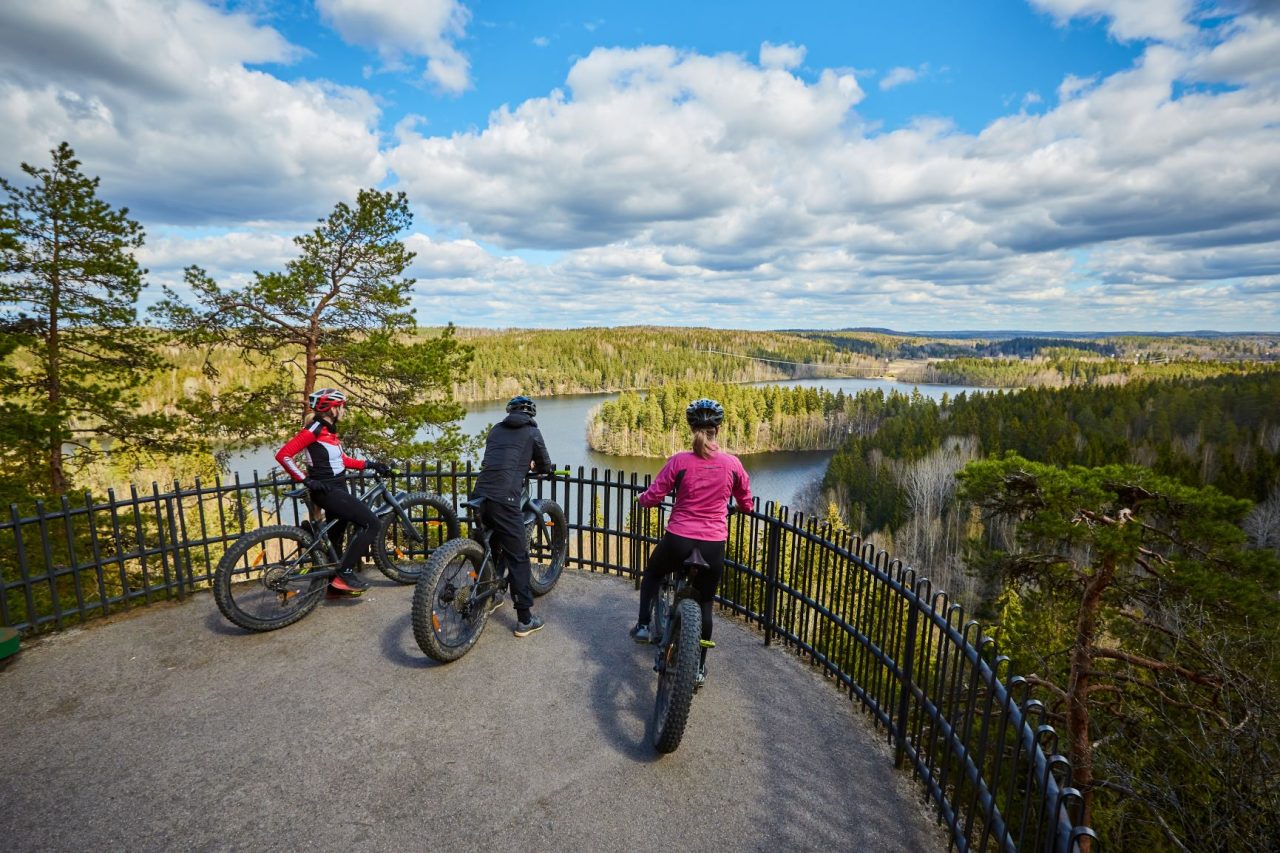 Maastopyöräilijät ihailemassa kulttuurimaisemaa Aulangon näköalatornin näköalatasanteella.