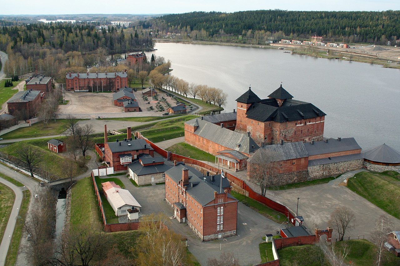 Ilmakuva Hämeen linnan alueesta. Taustalla Vanajavesi.