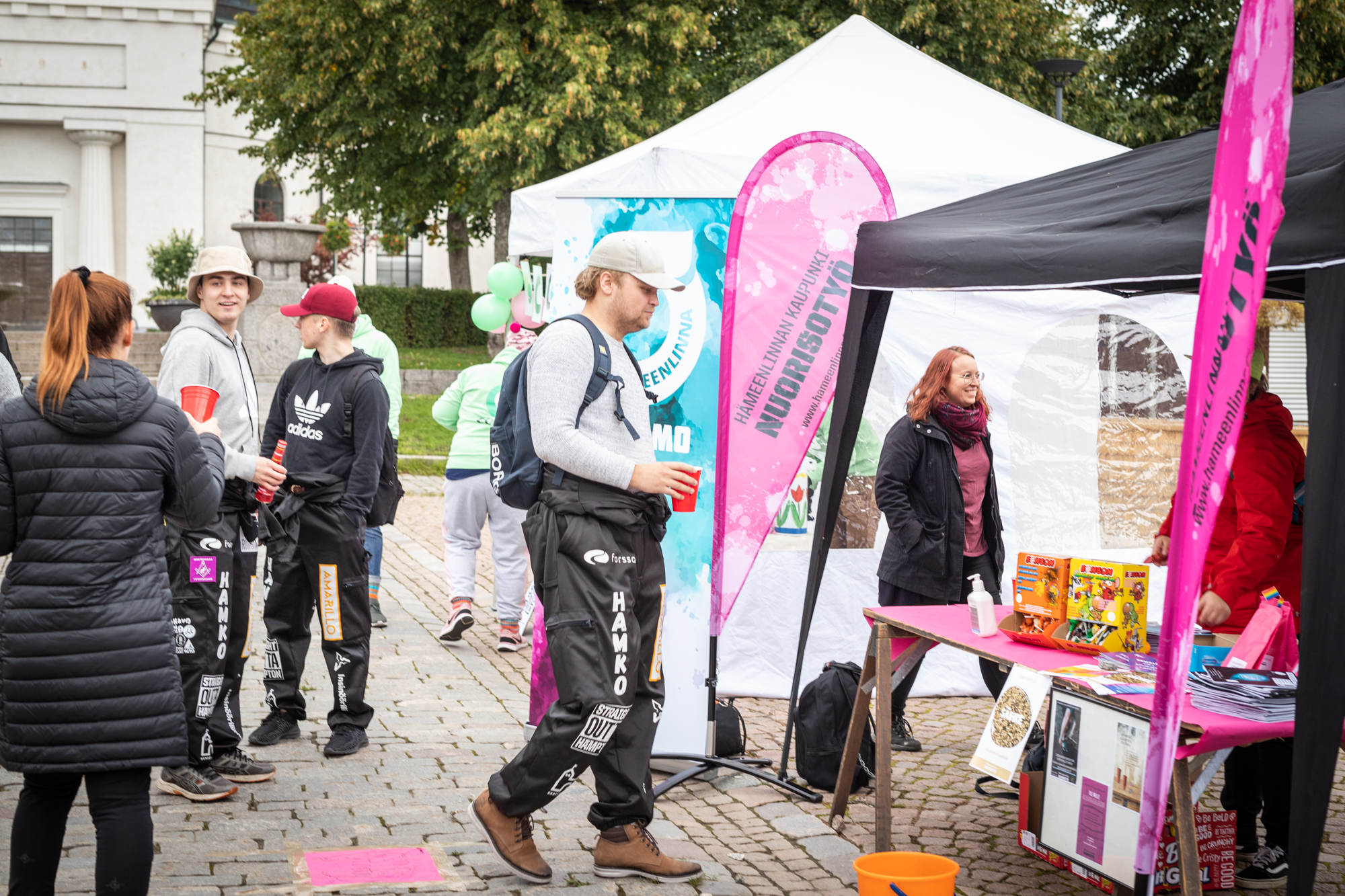 Opiskelijoita Alkupamaus-tapahtumassa Ohjaamon ja Hämeenlinnan nuorisopalveluiden pisteellä.