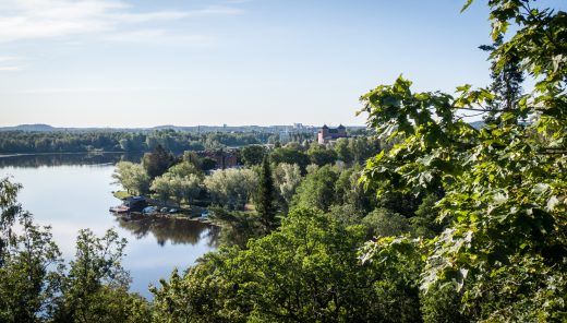 Kaupunginpuistosta avautuva maisema Hämeen linnan suuntaan.