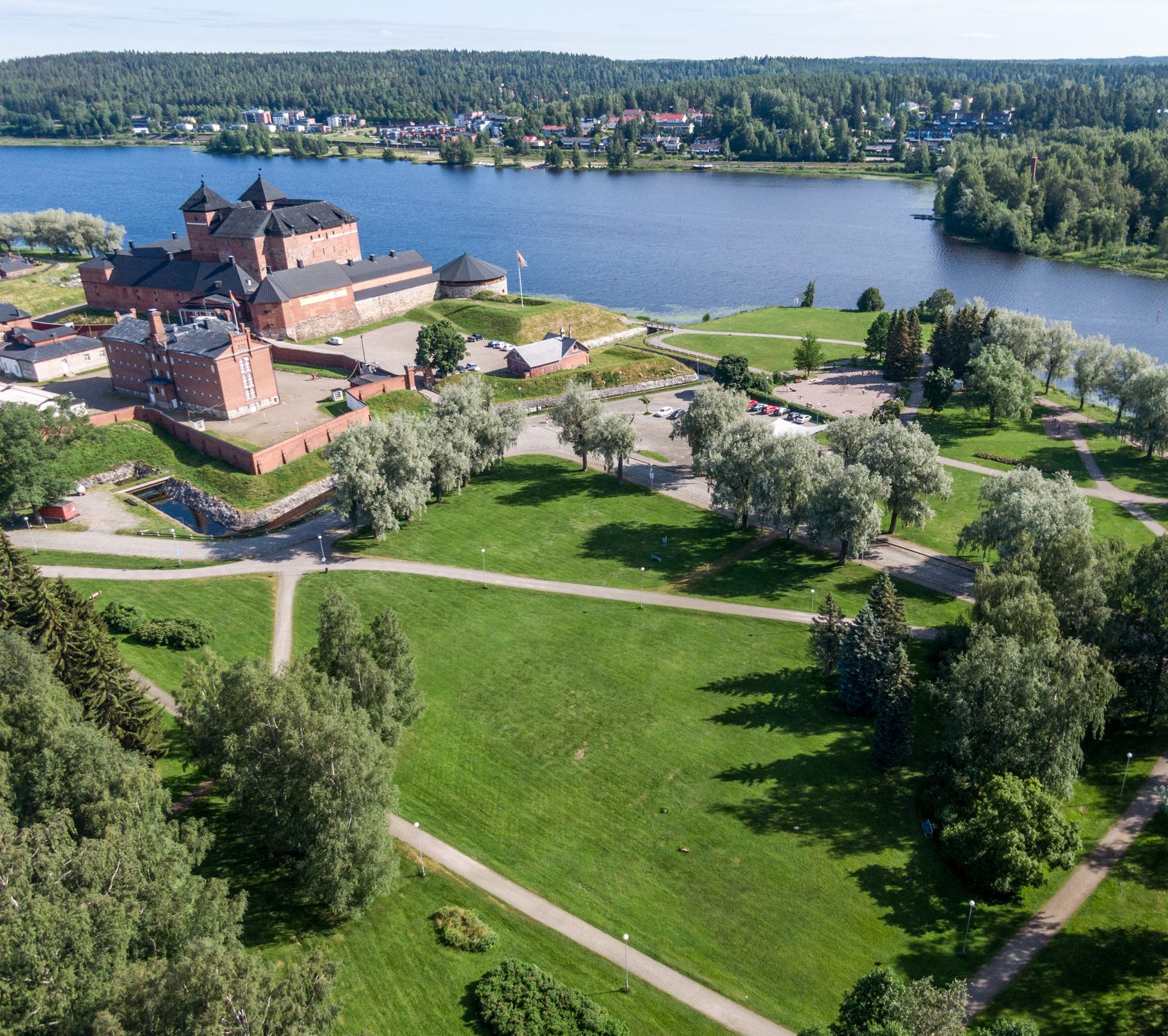 Ilmakuva Linnanpuistosta ja Hämeen linnasta.