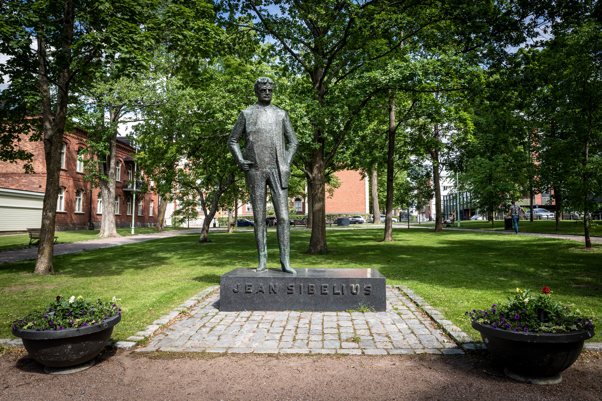 Jean Sibeliusta esittävä patsas Sibeliuksenpuistossa.