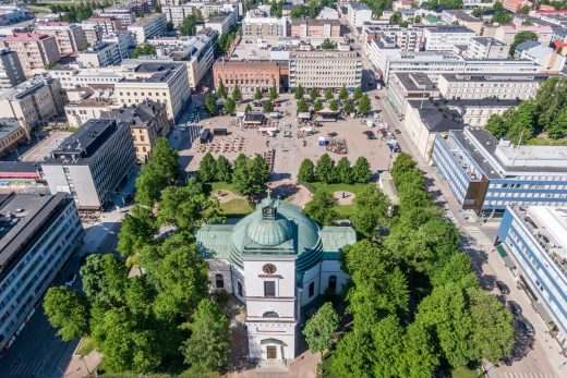 Ilmakuva Hämeenlinnan kirkosta ja torista.