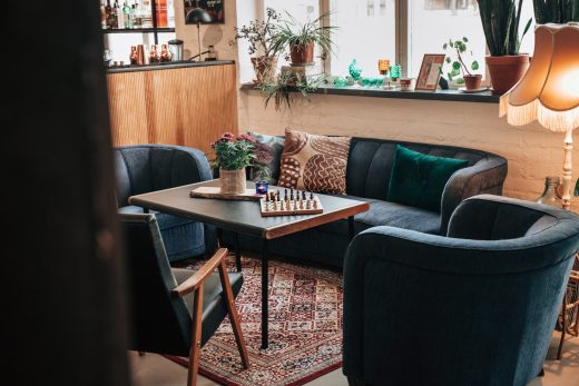 Sohvaryhmä vaalean puisen baaritiskin edustalla.