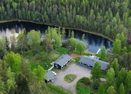 Ilmakuvaa Evon rauhan rakennuksista järven rannalla.