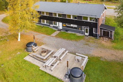 Ilmakuvaa suurhuvilasta jonka etualalla on grillipiste ja palju.