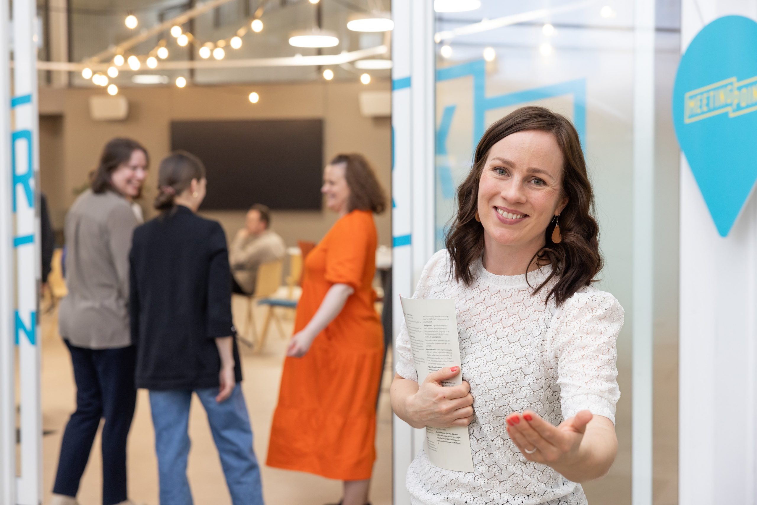 Henkilö ojentaa kättään ja toivottaa tervetulleeksi Parkki Business Parkkiin.