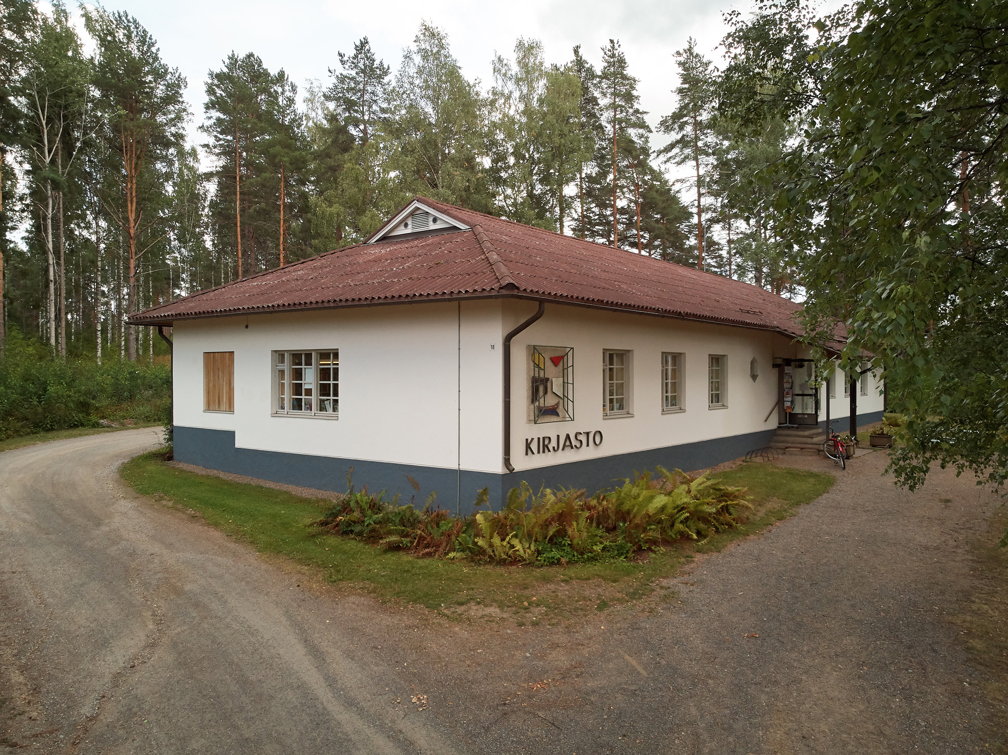 Vaalea kivirakennus, jonka seinässä lukee kirjasto.