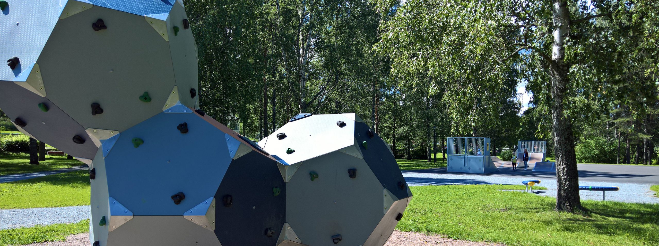 Sairionpuiston kiipeilykuutiot.