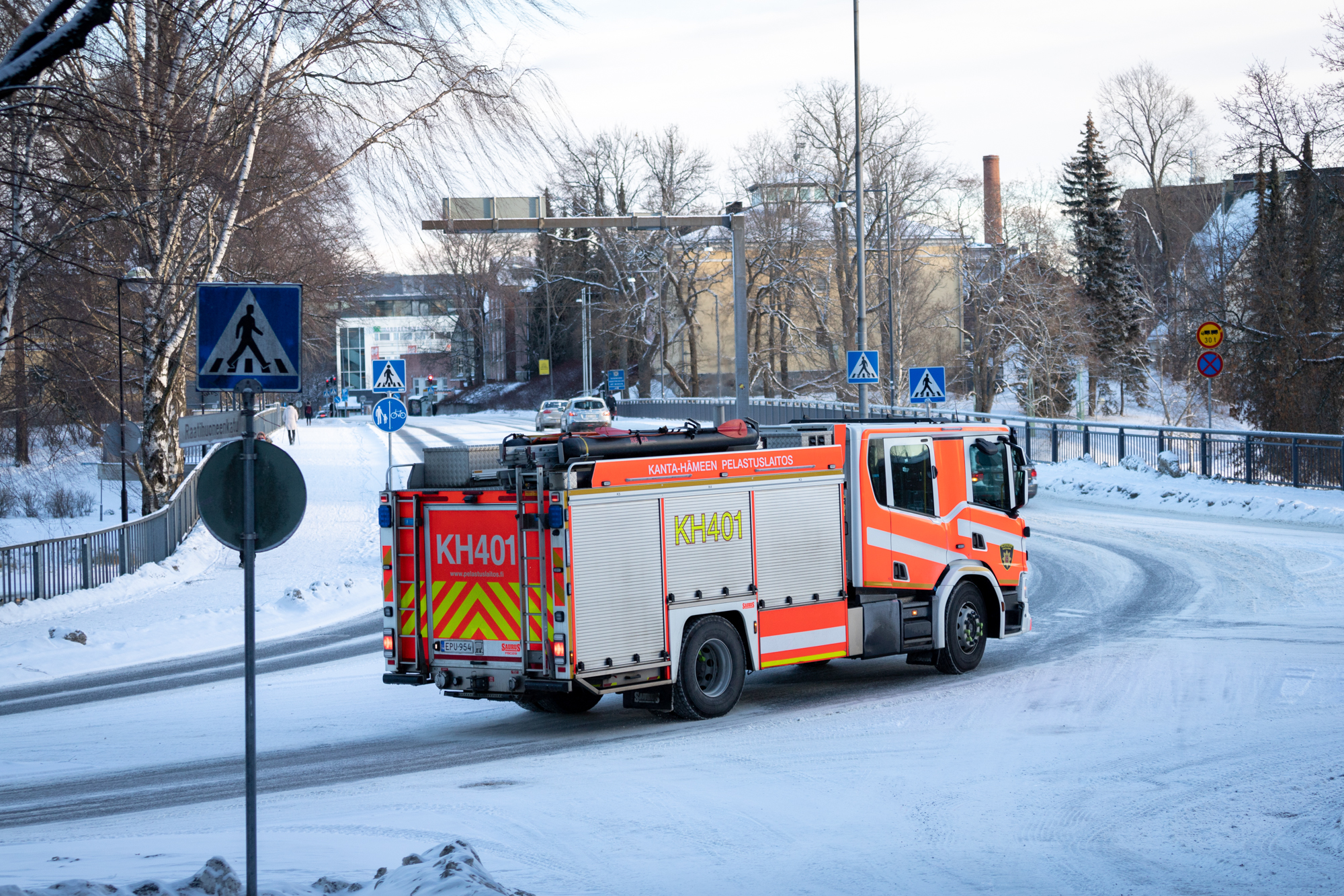 Paloauto ajaa talvisessa maisemassa.