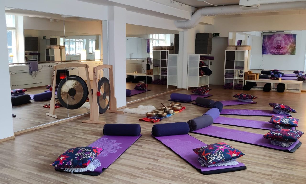 Sound bowl relaxation in SensoCenter yoga studio