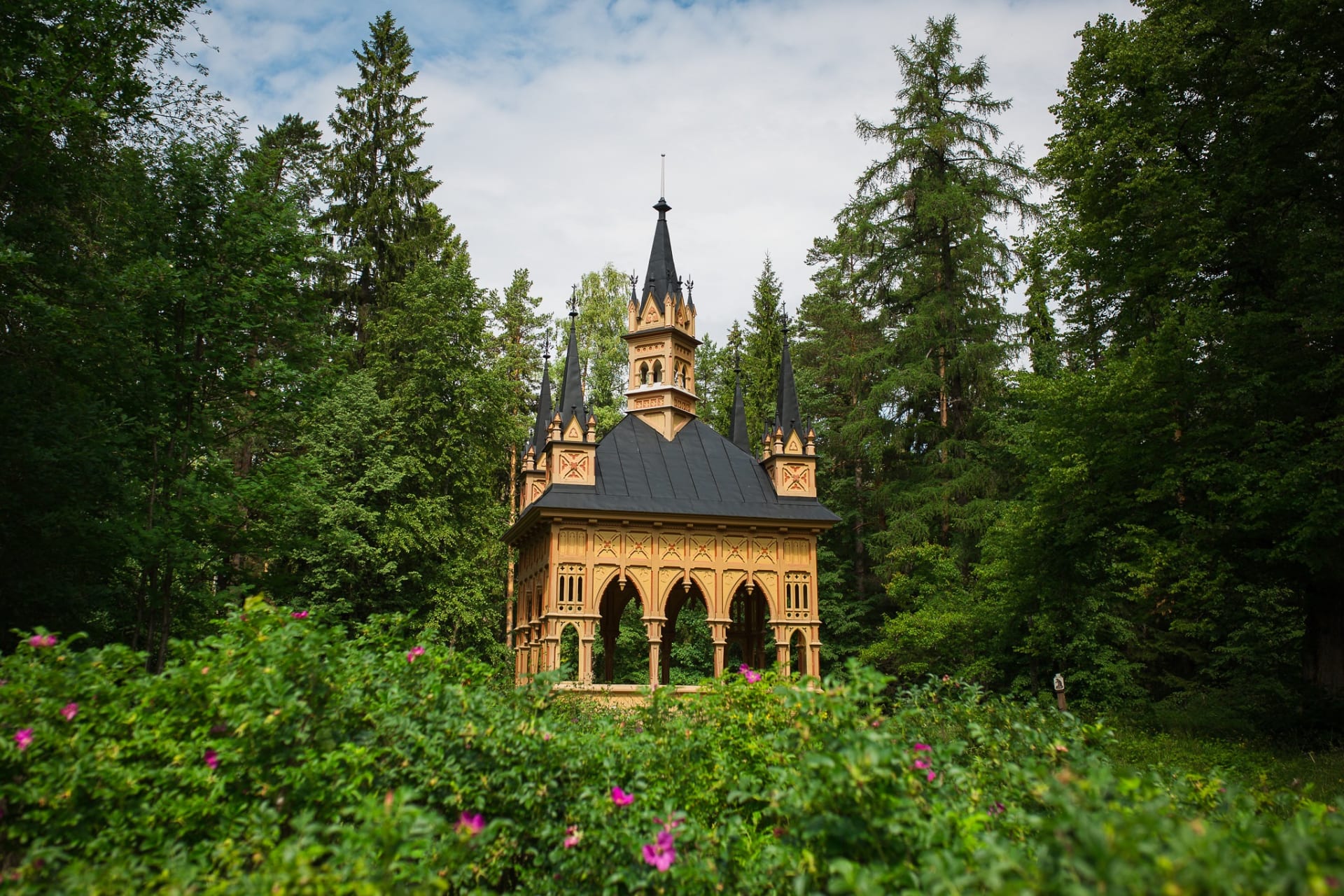 Ruusulaakson Paviljonki ja ruusupenkit Aulangon puistometsässä