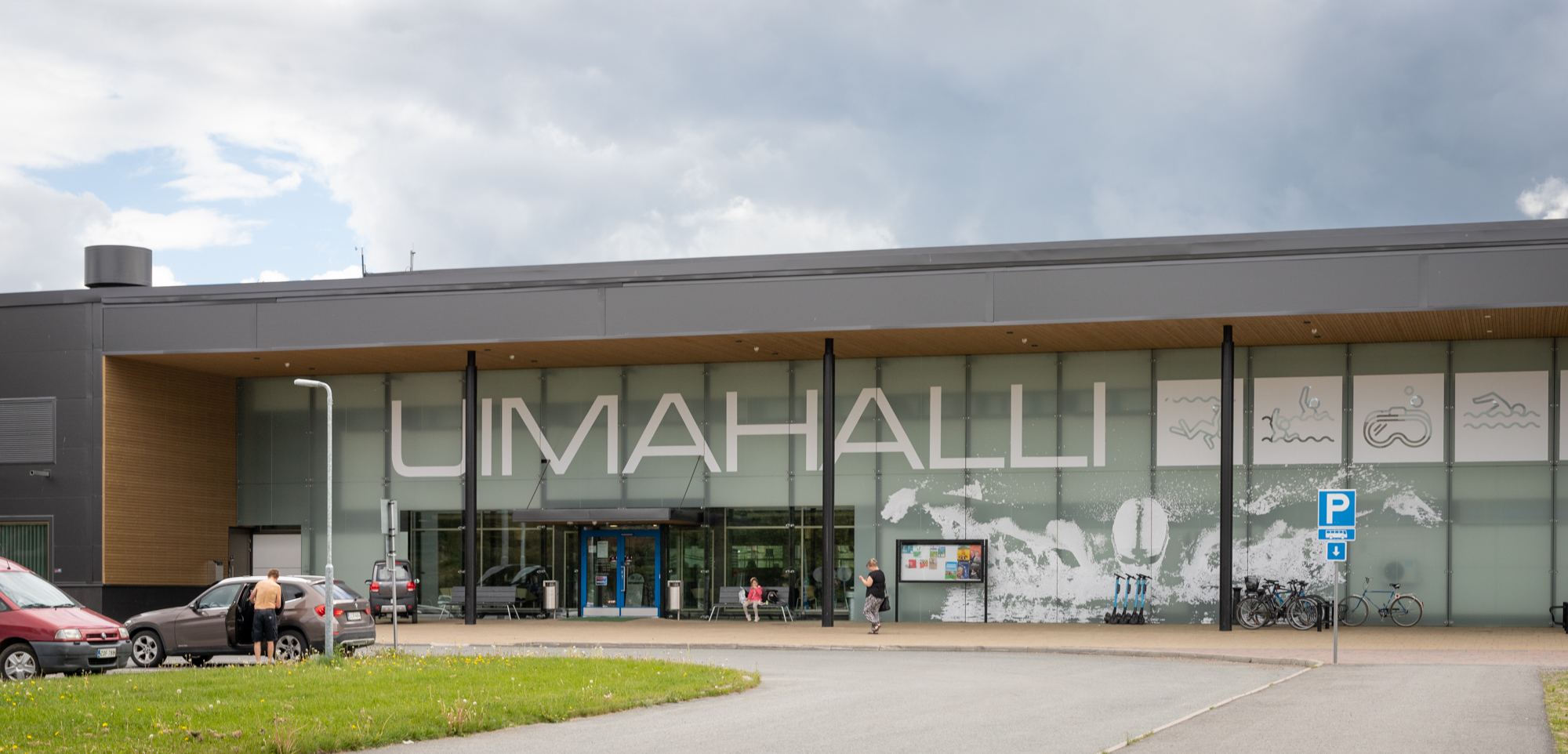Hämeenlinnan uimahallin sisäänkäynti.