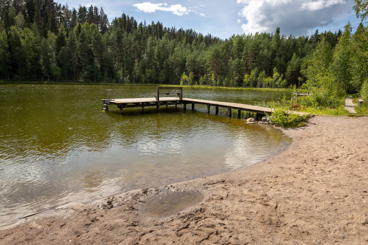 Kahtoilammen laituri ja hiekkaranta.