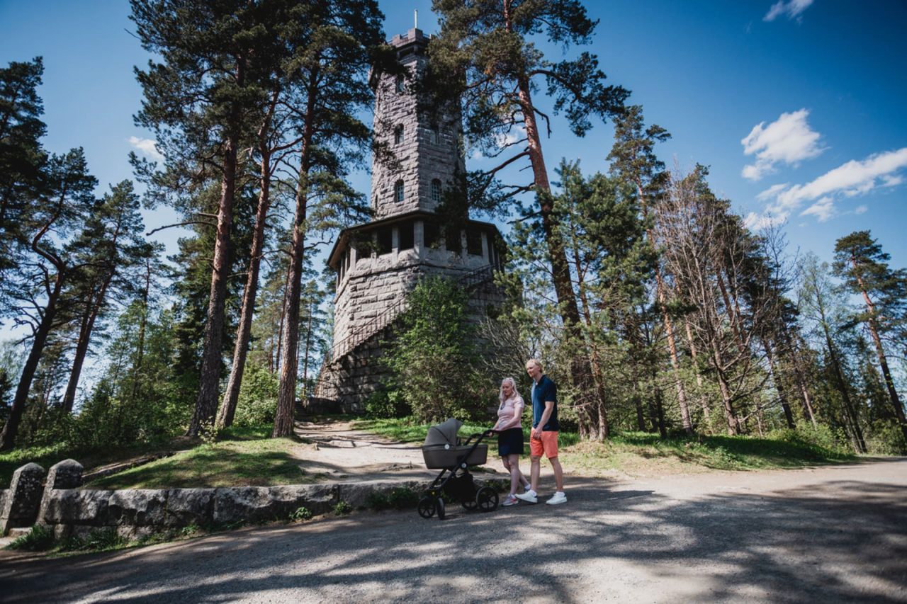 Perhe kävelyllä näkötornin juurella.