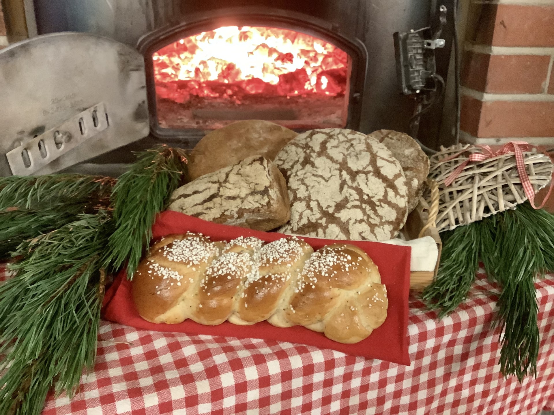 Ruisleipää ja lettipullaa.