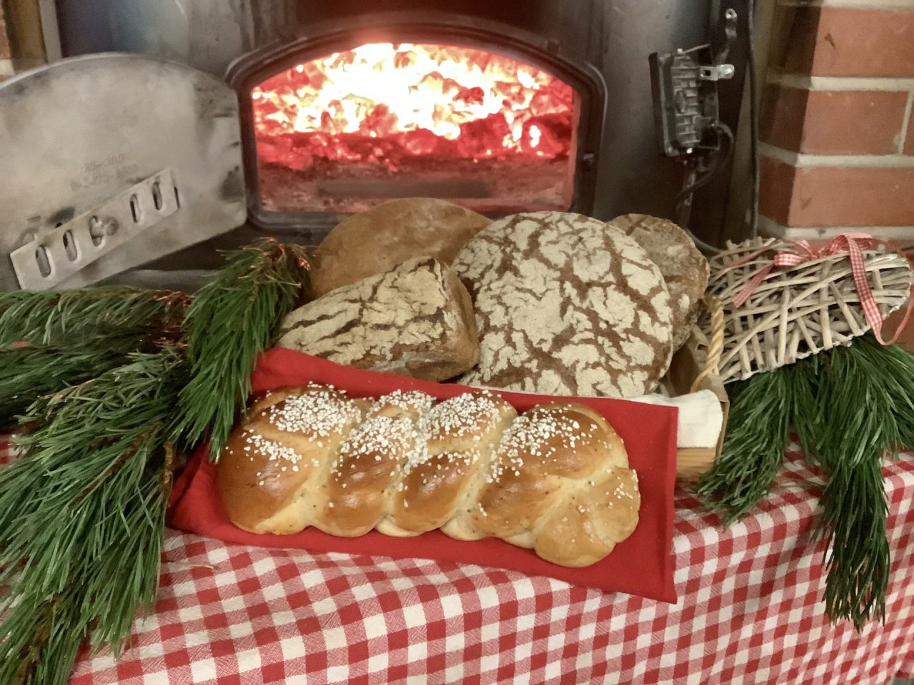 Ruisleipää ja lettipullaa.