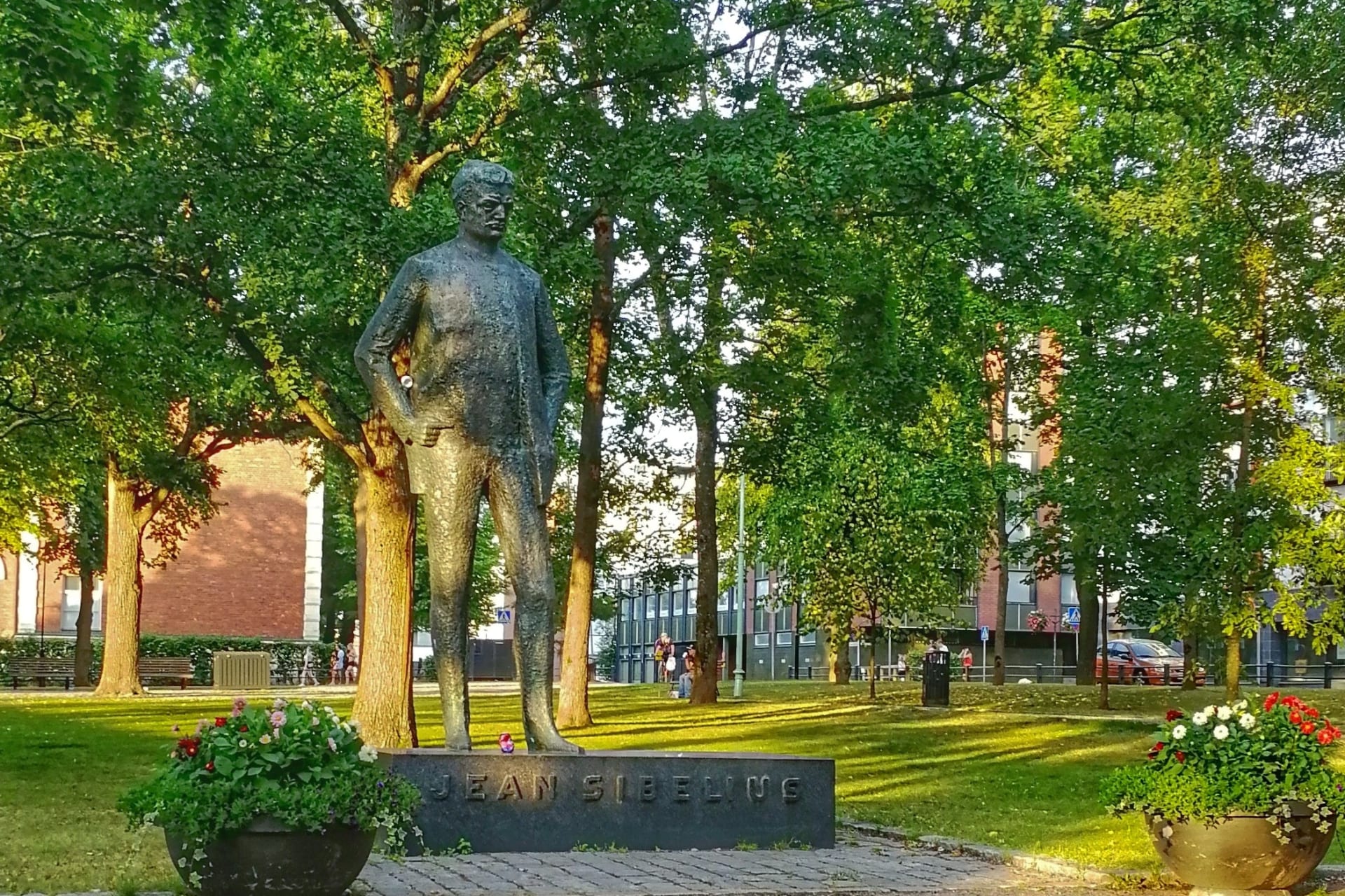 Sibeliuksen patsas Sibeliuksen puistossa