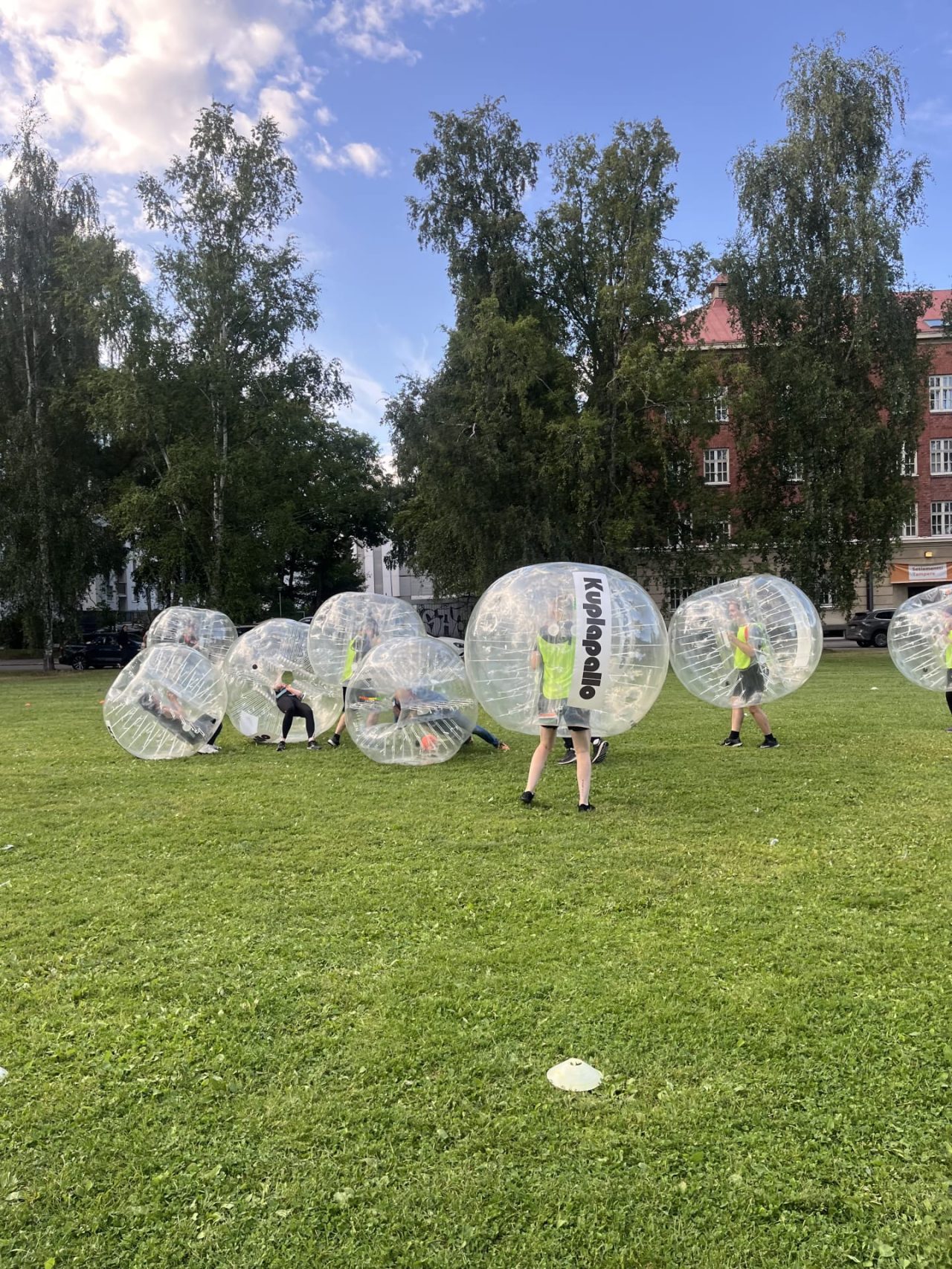 Kuplafutis on hauskin ryhmäaktiviteetti Hämeenlinnassa.