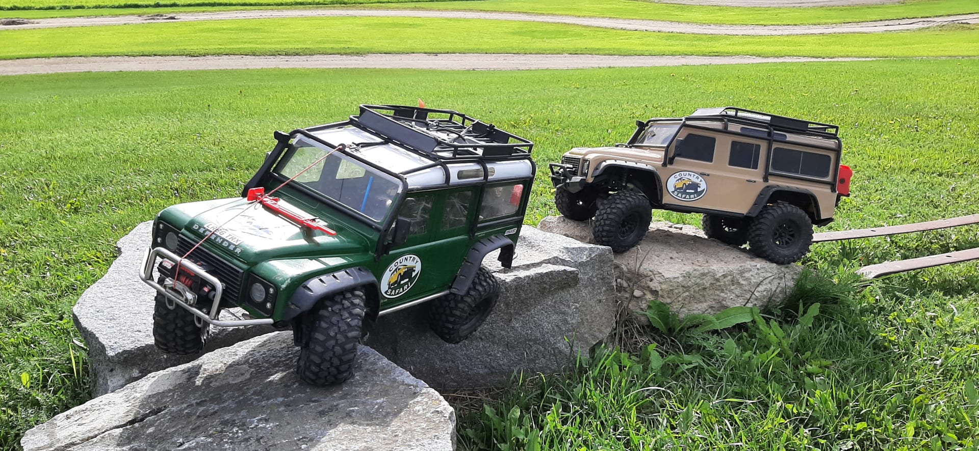 RC autot radalla kivikossa